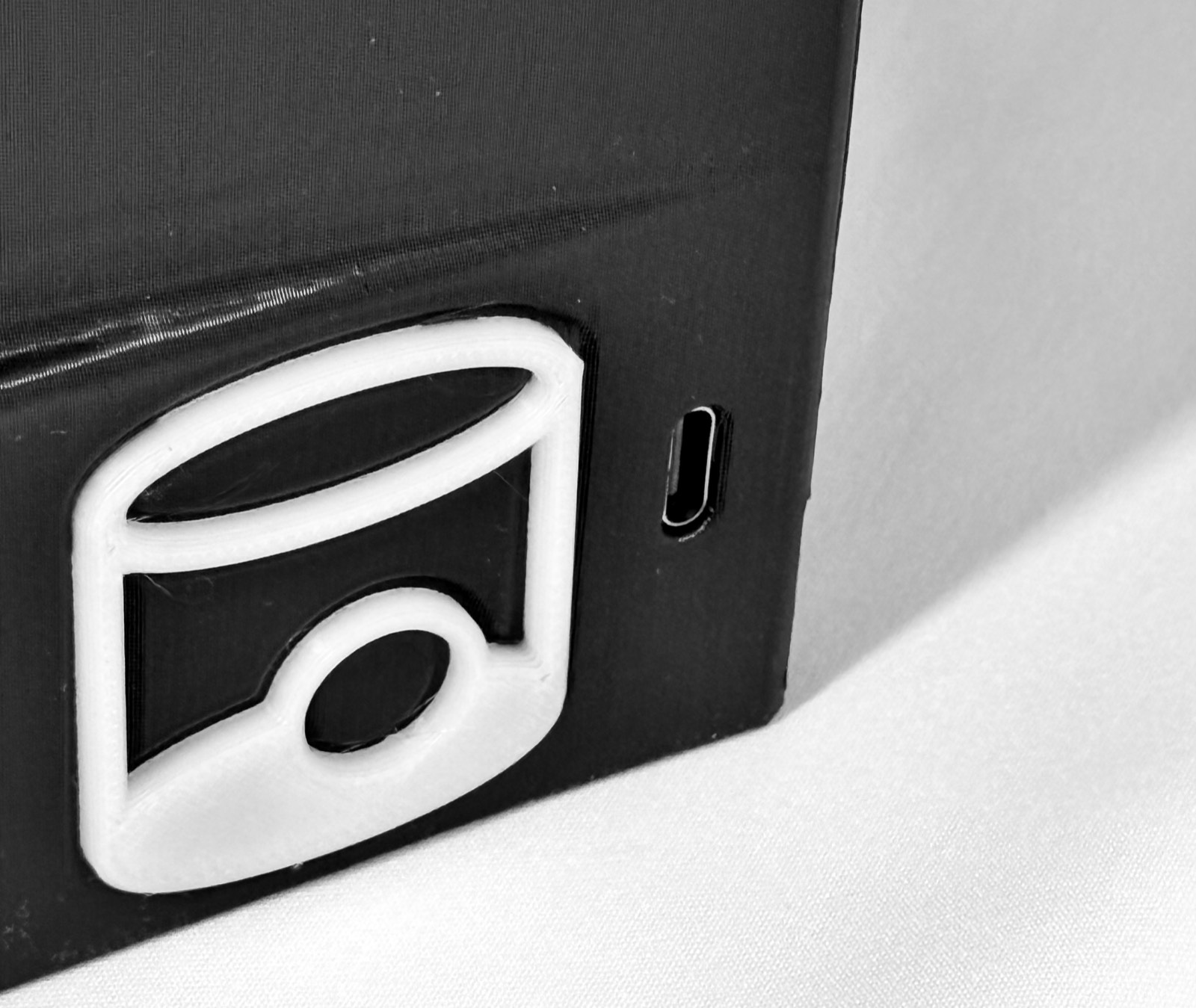 Close-up of the Jarit Golf mark on the side of the Speed Machine, next to the charging port